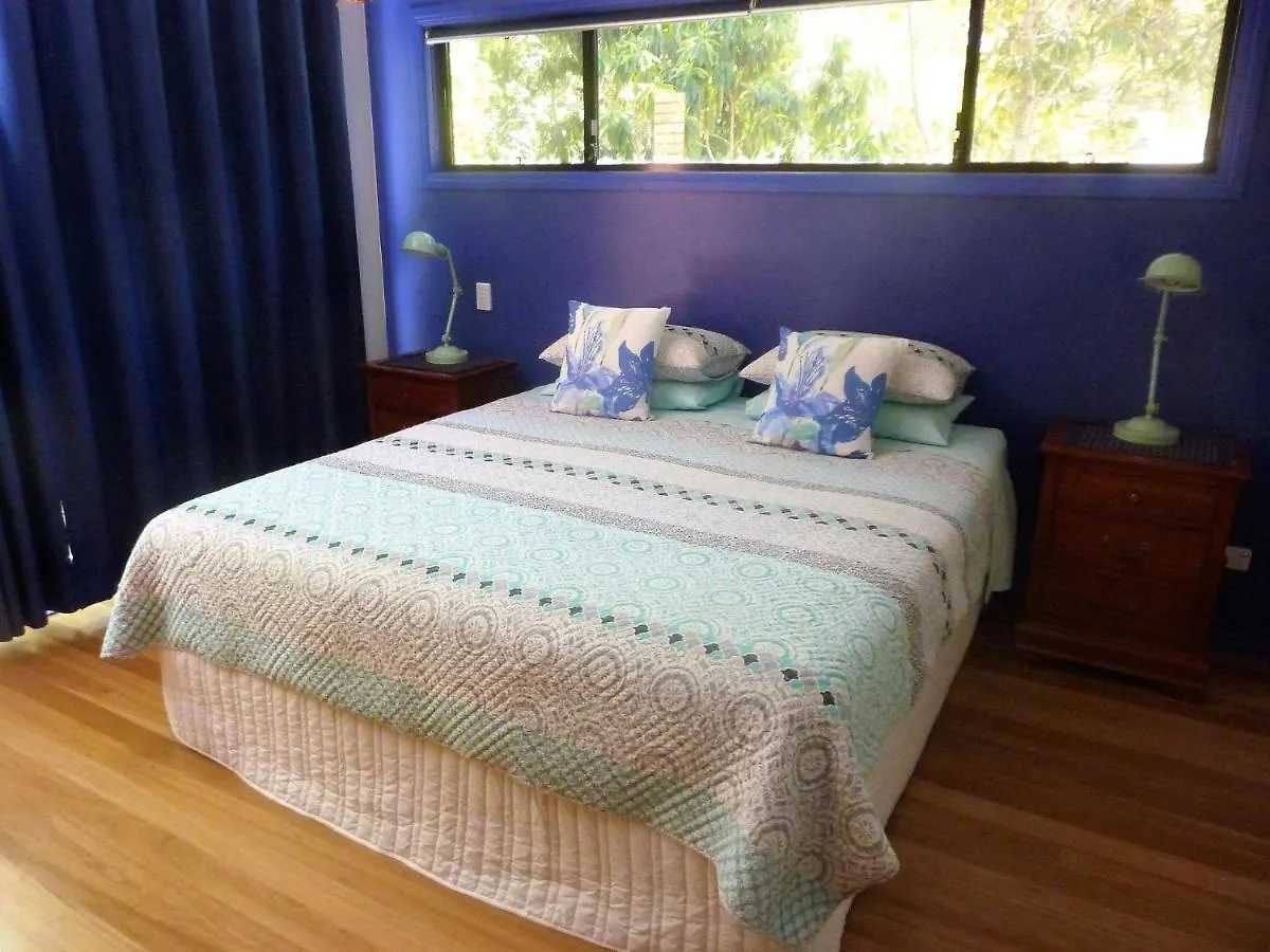 8 Belle Court Rainbow Shores Rainbow Beach 0*,  Australië